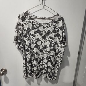 2X Falls Creek Black and White Floral Short Sleeve Top